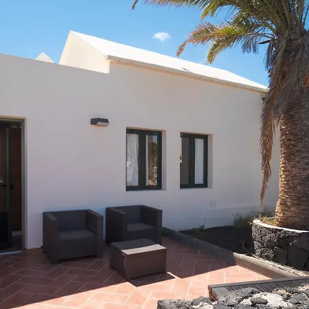 Lanzahost Casa Sunny Seafront Semesterbostad