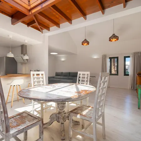 Lanzahost Casa Sunny Seafront 度假居
